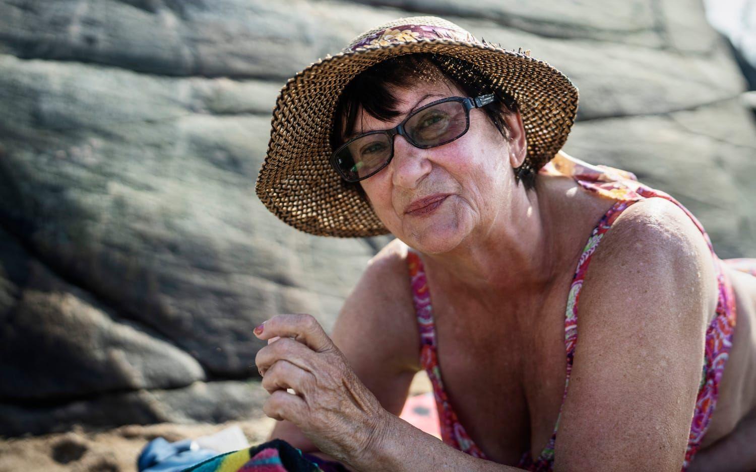 Teresa Grundel solar på klipporna vid Fiskebäcksbadet. Hon kallar det för sitt smultronställe. Solhatten har hon haft i tio år.