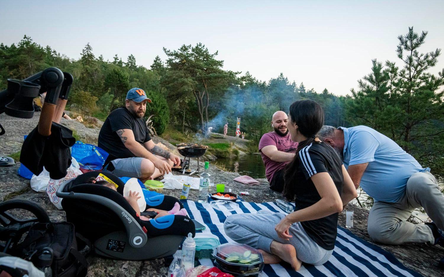 Maiasa Arour, Mohammad Abrash och Obidah Ojaily är några av alla som spenderade kvällen vid Bergsjöbadet. ”Vi är nästan alltid här. Så fort det är varmt är vi här och badar eller grillar.”