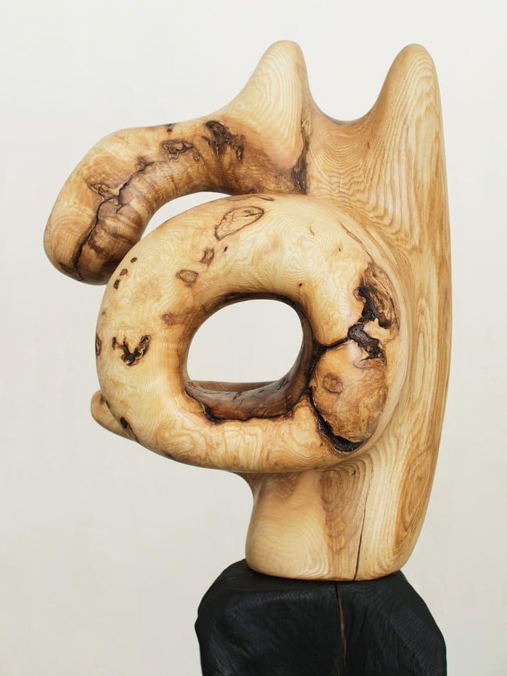 Den norska konstnären Sigve Knutsons (född 1991) inoljade trästycken på Nevven får GP:s recensent att längta efter att sträcka fram handen. 