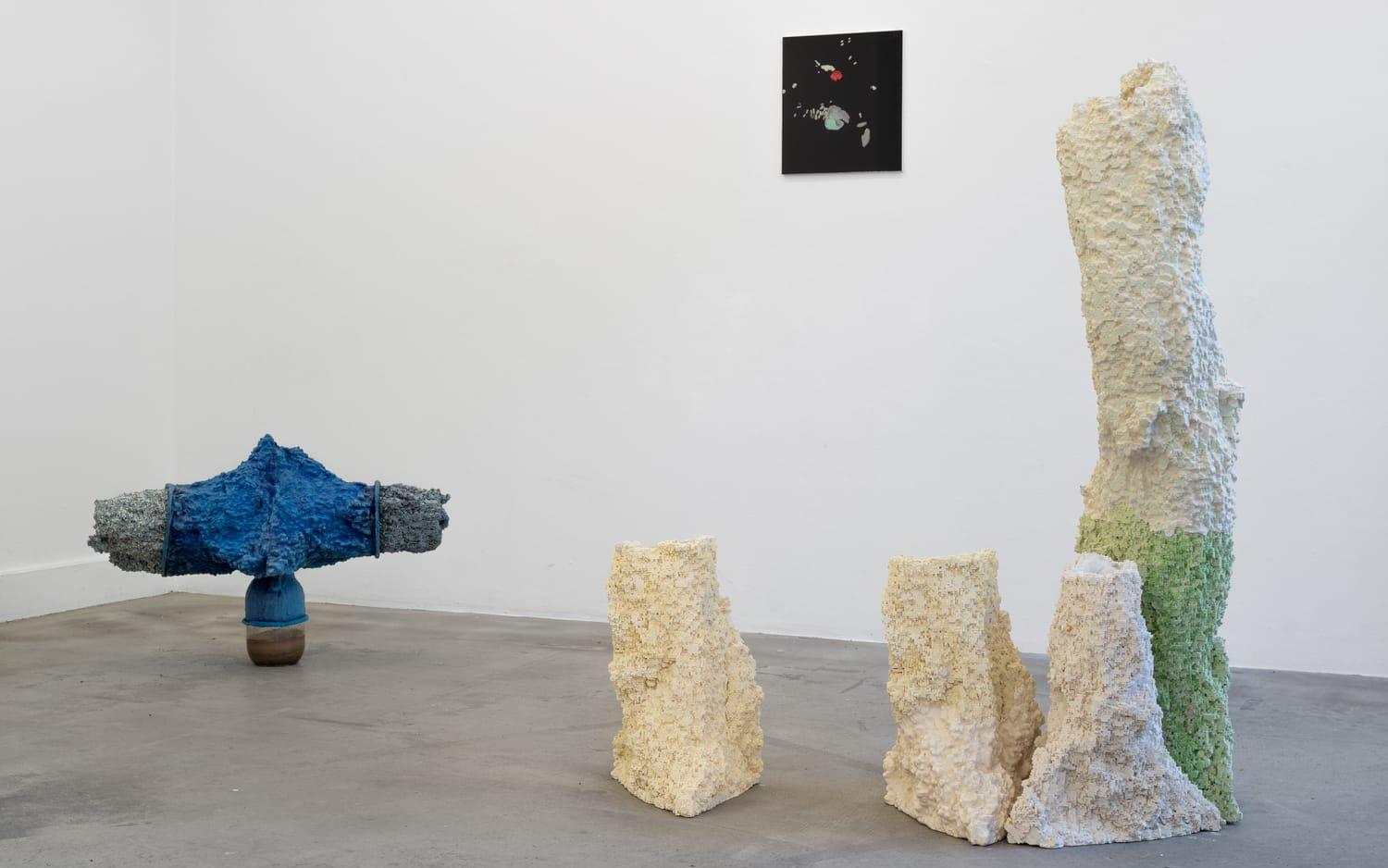 Adrián Espinós Ferreros skulpturer på Galleri Box skapar förbindelser mellan sex och natur. 