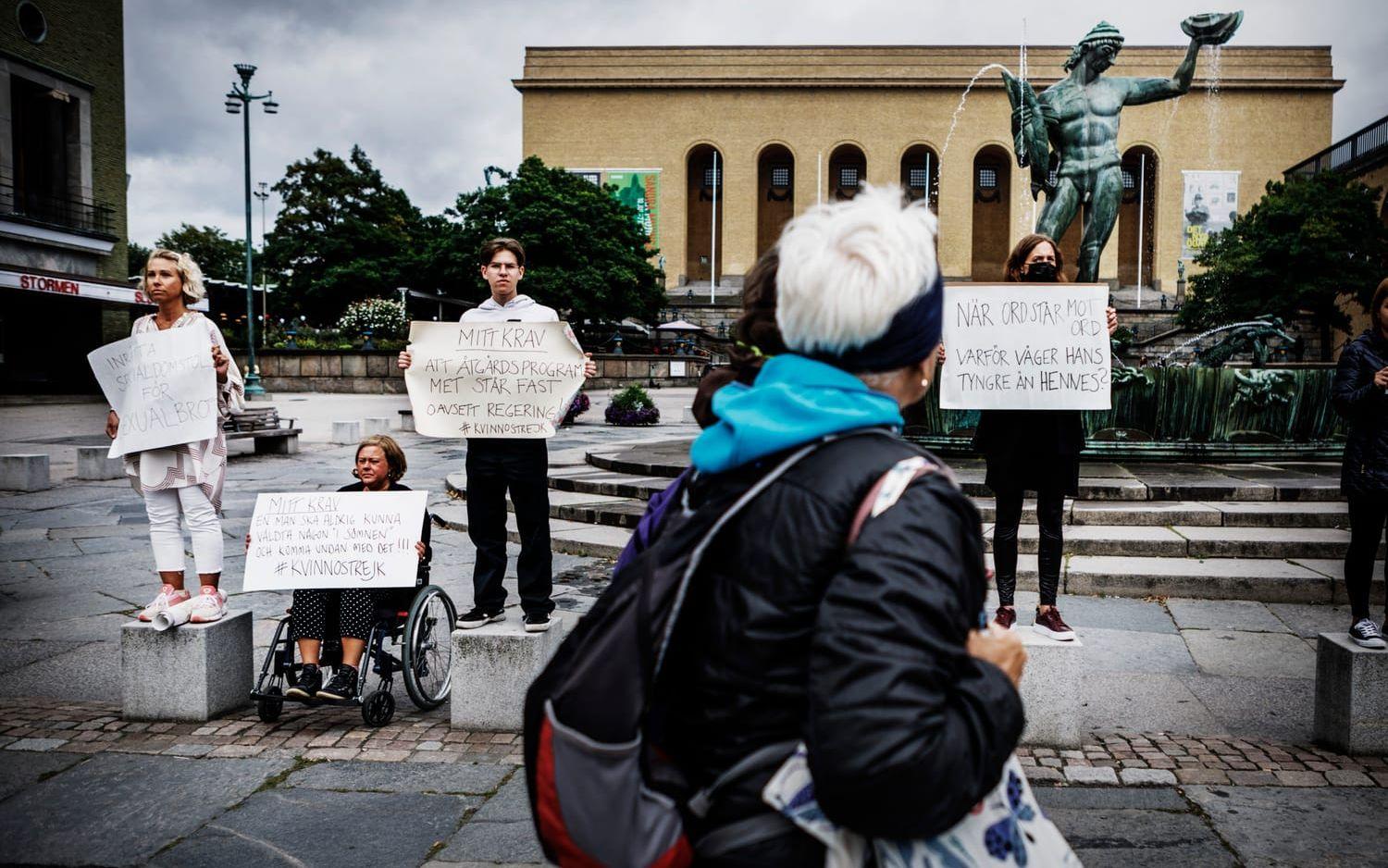 Initiativet Kvinnostrejk finns över hela landet och kom till Göteborg i mars. Sedan dess har en grupp manifesterat på Götaplatsen varje fredag, med förhoppningen att väcka lika stor uppmärksamhet som Greta Thunbergs klimatstrejk.