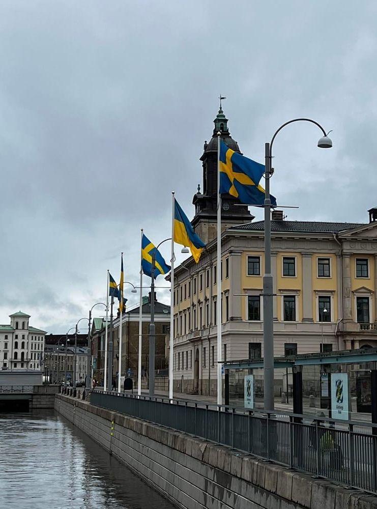 Två svenska flaggor fick sällskap av två ukrainska på Gustaf Adolfs torg under torsdagseftermiddagen.