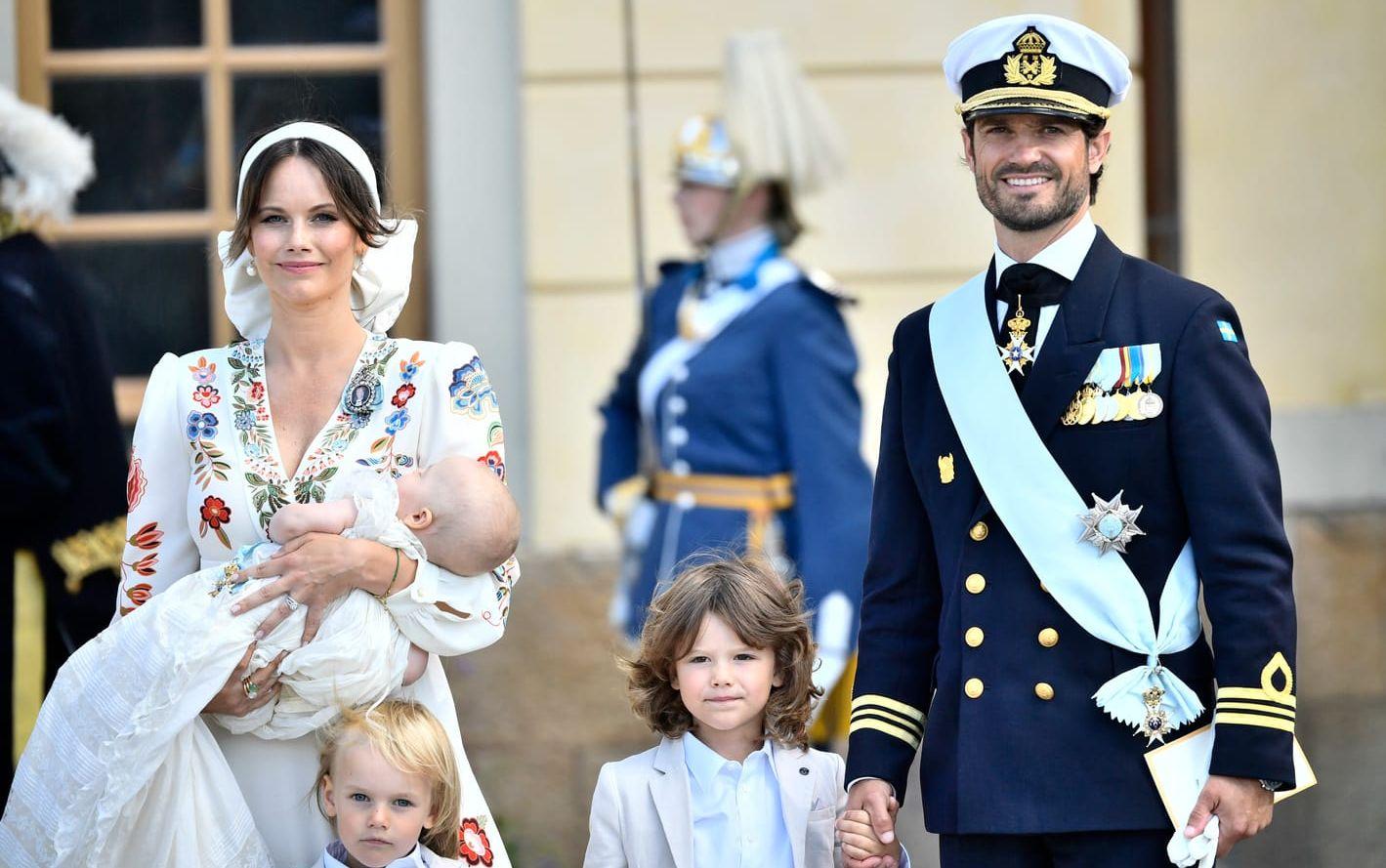 Prinsessan Sofia och prins Carl Philip med alla tre barn under prins Julians dop. Prins Alexander håller Carl Philips hand till höger.