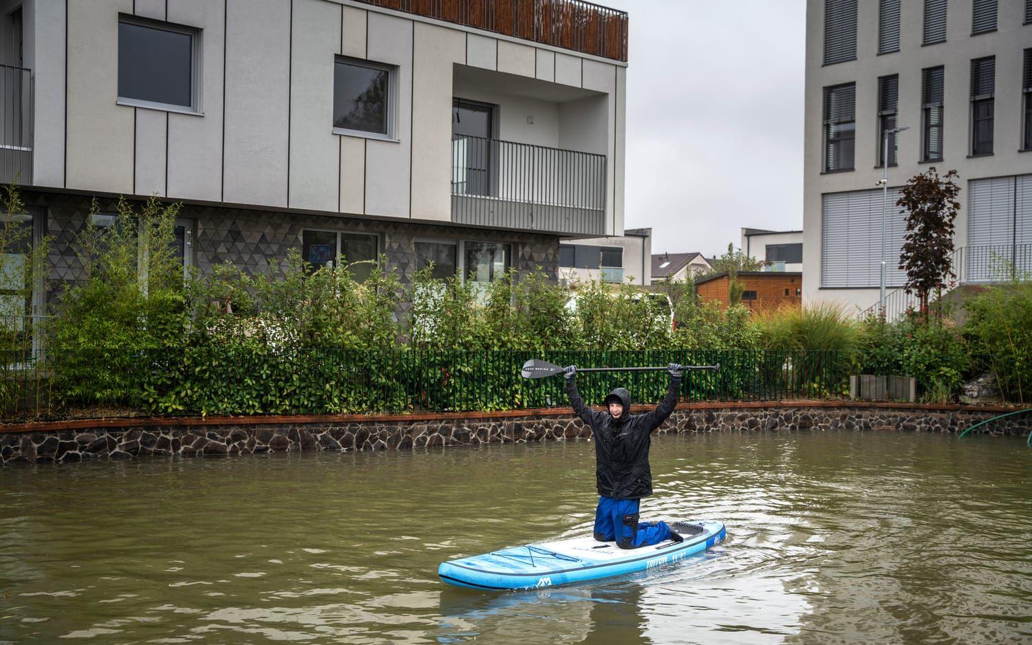 En man paddlar på en flod i Zahorska Bystrica i Slovakien. 