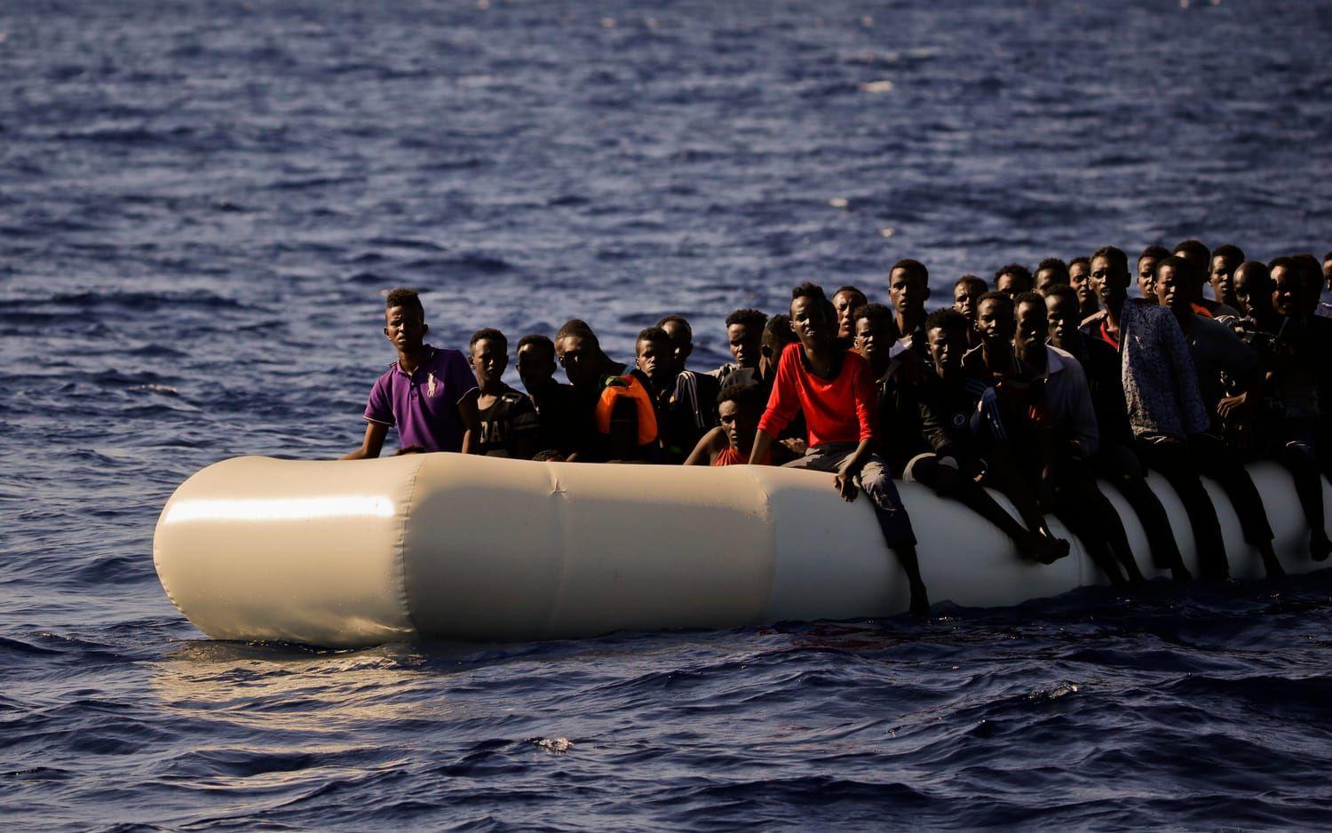 Italian NGO Emergency är en icke-statlig räddningsorganisation som menar att den här åtgärden kostar både liv och pengar för frivilligorganisationerna. På bilden: Migranter som flytt från Libyen. 