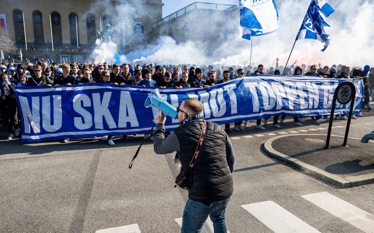 IFK Göteborgs supportrar marscherar mot arenan inför fotbollsmatchen i Allsvenskan mellan IFK Göteborg och Värnamo.