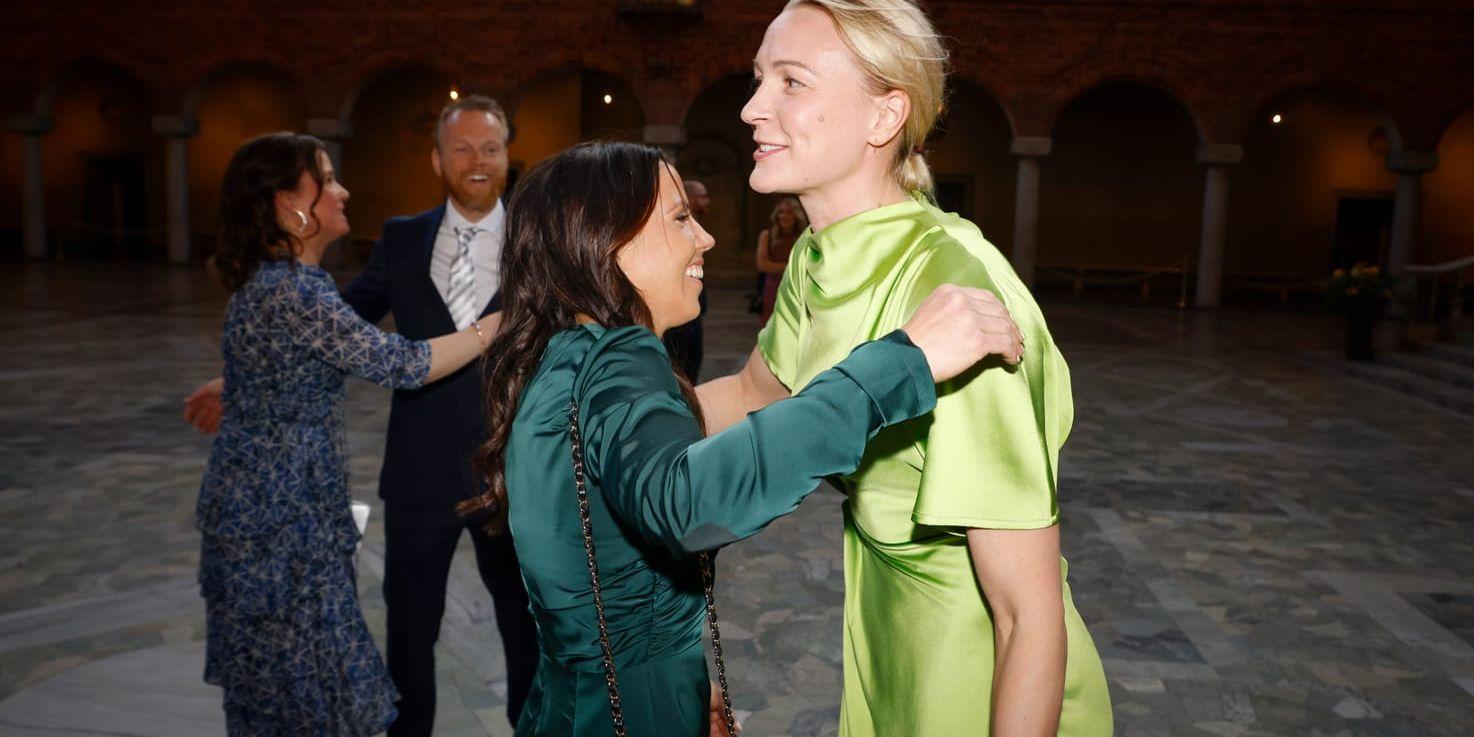 Skidstjärnan Charlotte Kalla och simstjärnan Sarah Sjöström kramade om varandra före festen i Stockholms stadshus.