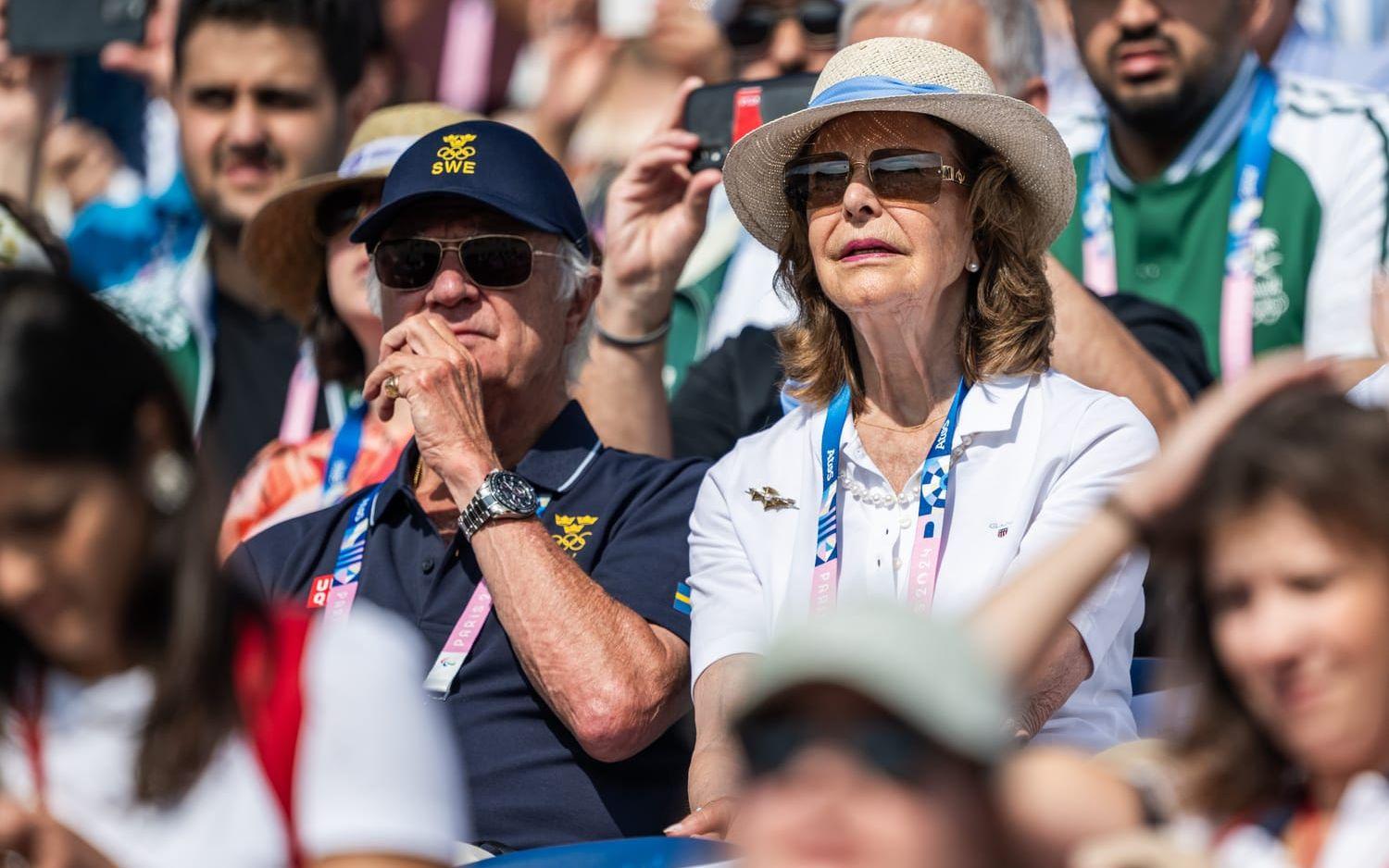 Carl XVI Gustaf och drottning Silvia satt på läktarna och följde dramat.