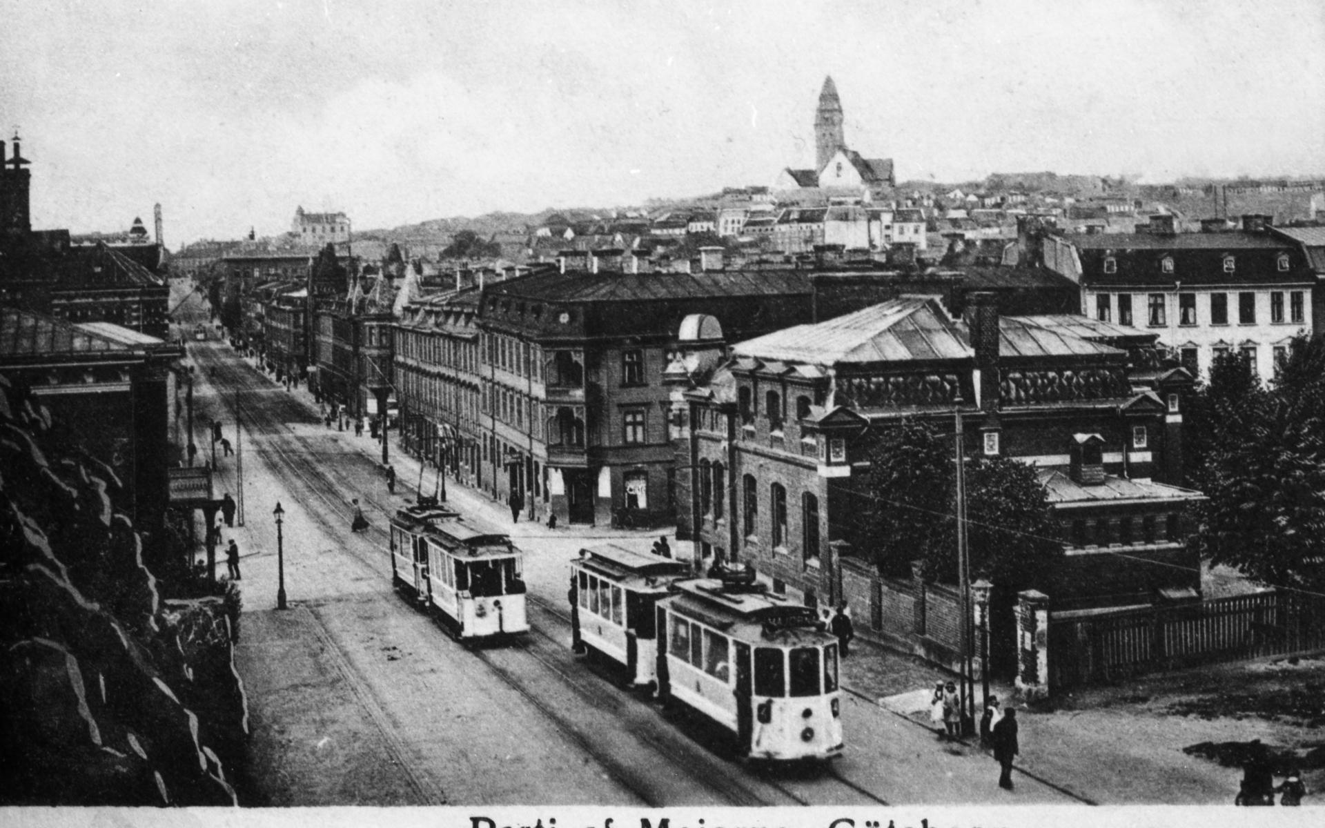 Bilden kan placeras i tiden ganska exakt, meddelar Stig Hammarson. ”Motorvagnarna har fått plattformsfönster vilket var klart 1916. Innan de stora Långedragsvagnarna sattes i trafik 1922 måste man flytta isär spåren hela vägen från Järntorget ut till Stadsgränsen (Kungssten) för att de skulle kunna mötas. Detta är inte påbörjat på bilden.” Vykort ur Stig Hammarsons samling.