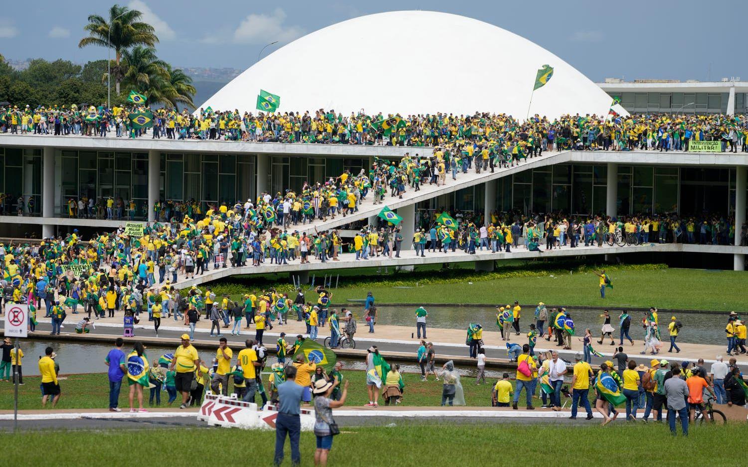 Efter att Bolsonaro förlorade presidentvalet i Brasilien har det varit upprört bland hans anhängare. På söndagen stormades Brasiliens nationalkongress.