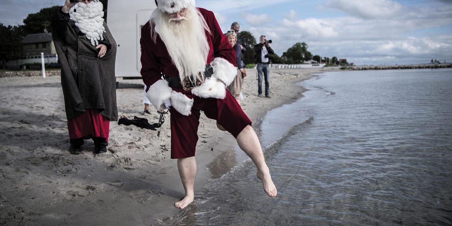 Finland har kopplat greppet om resorna i jultid till tomtens verkstad. Men frågan är om inte Köpenhamn drar det längsta strået: det är där tomten semestrar. Bilden togs i Klampenborg 2016 i samband med jultomtarnas årliga världskongress.