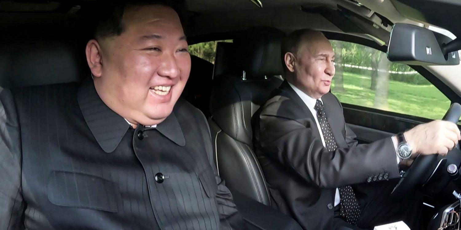 Rysslands president Vladimir Putin kör bil tillsammans med Nordkoreas ledare Kim Jong-Un i Pyongyang i juni i år.