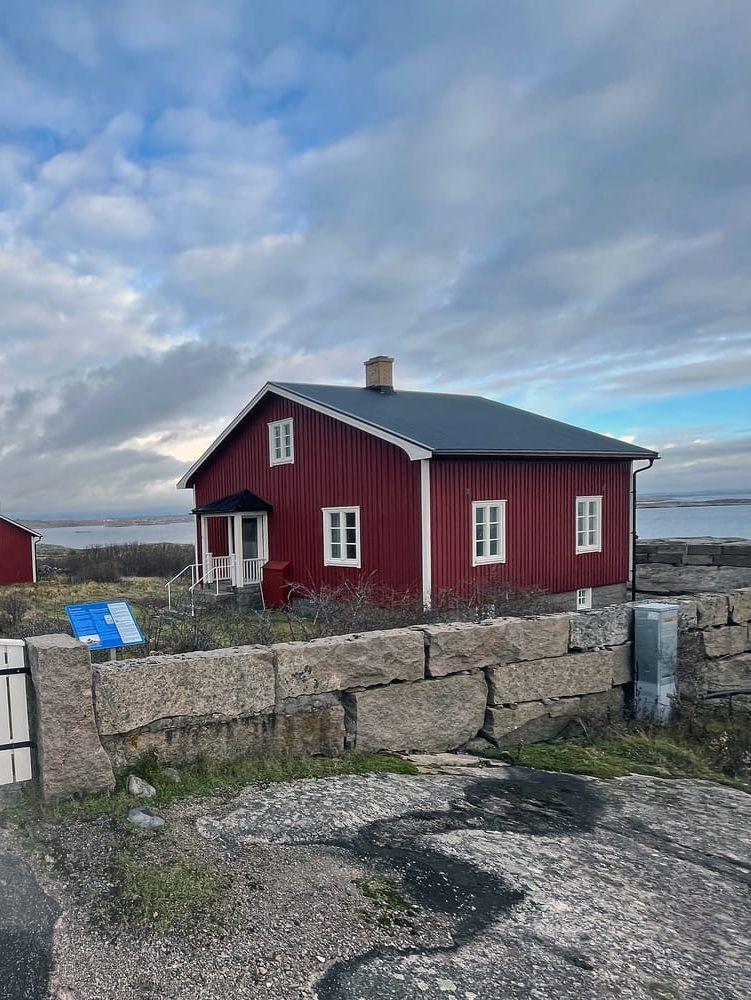 Klövskärs gamla fyrhus byggdes upp på nytt ute på Hållö 21 sjömil längre söderut.