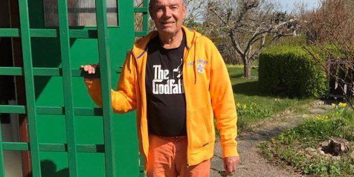 78-åriga Leif Schelin svimmade och hamnade på akuten på Akademiska sjukhuset i Uppsala i somras. Där blev han liggande på en brits i runt 18 timmar.