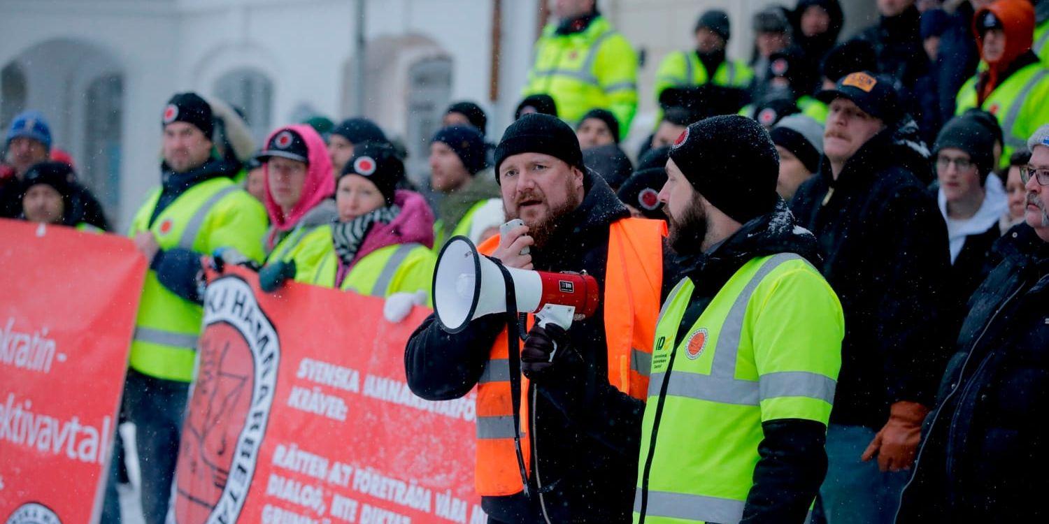 Erik Helgeson är styrelseledamot i Hamnarbetarförbundet och ledde under söndagen en demonstration för hamnarbetarna i Göteborg.