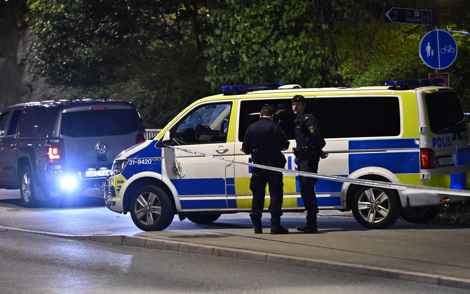 Polisen är på plats och har upprättat avspärrningar efter en misstänkt skottlossning vid Israels ambassad.