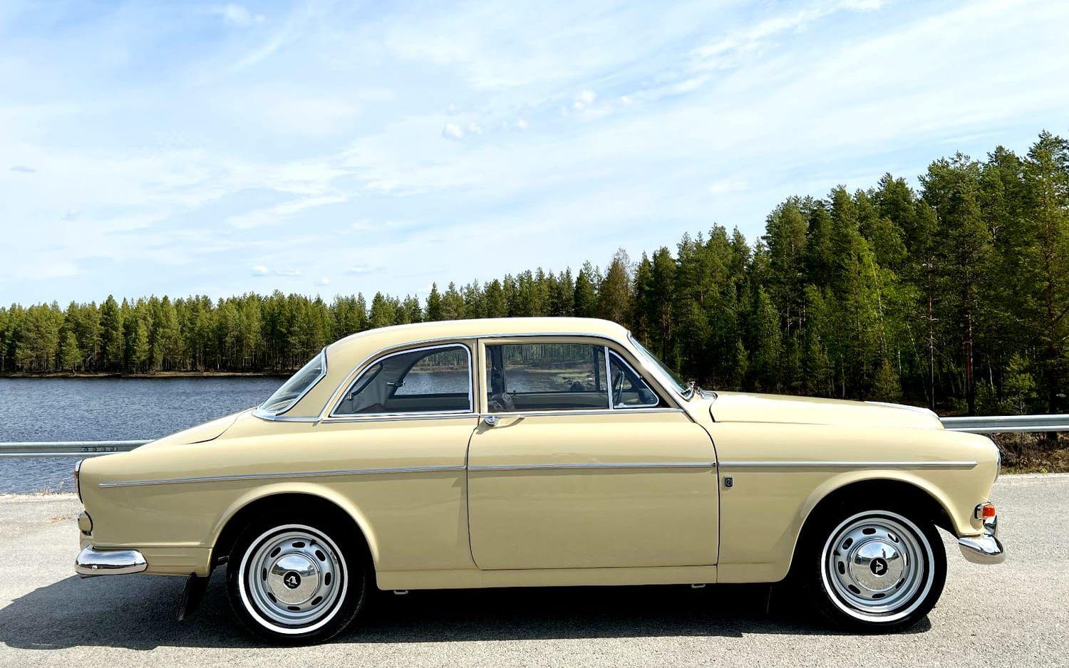 En gul Volvo Amazon 121 P130 B18 från 1965, såldes för 300 000 kronor på auktionen. Den har renoverats en hel del av sin ägare, bland annat har den lackerats om i originalkulören gyllengul, motorn och hastighetsmätaren har renoverats, och stolarna är omklädda. Efter renoveringen har den rullat 17 kilometer.