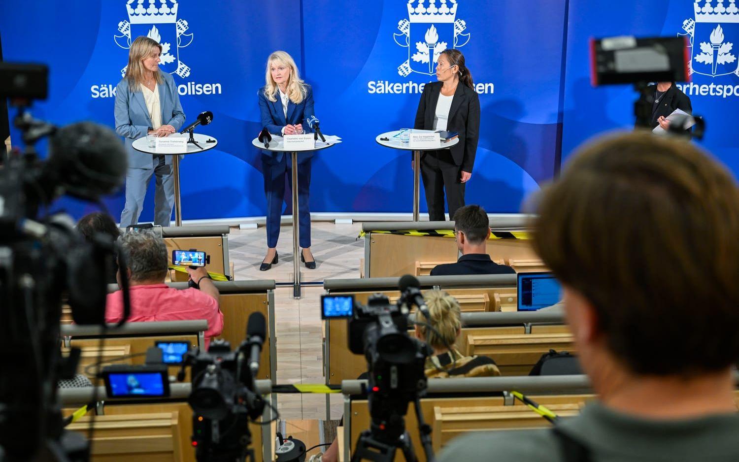 Medverkade på presskonferensen gjorde Susanna Trehörning, biträdande chef inom författningsskydd och kontraterrorism, säkerhetspolischef Charlotte von Essen och Ahn-Za Hagström, chef för Nationellt centrum för terrorhotbedömning (NTC).