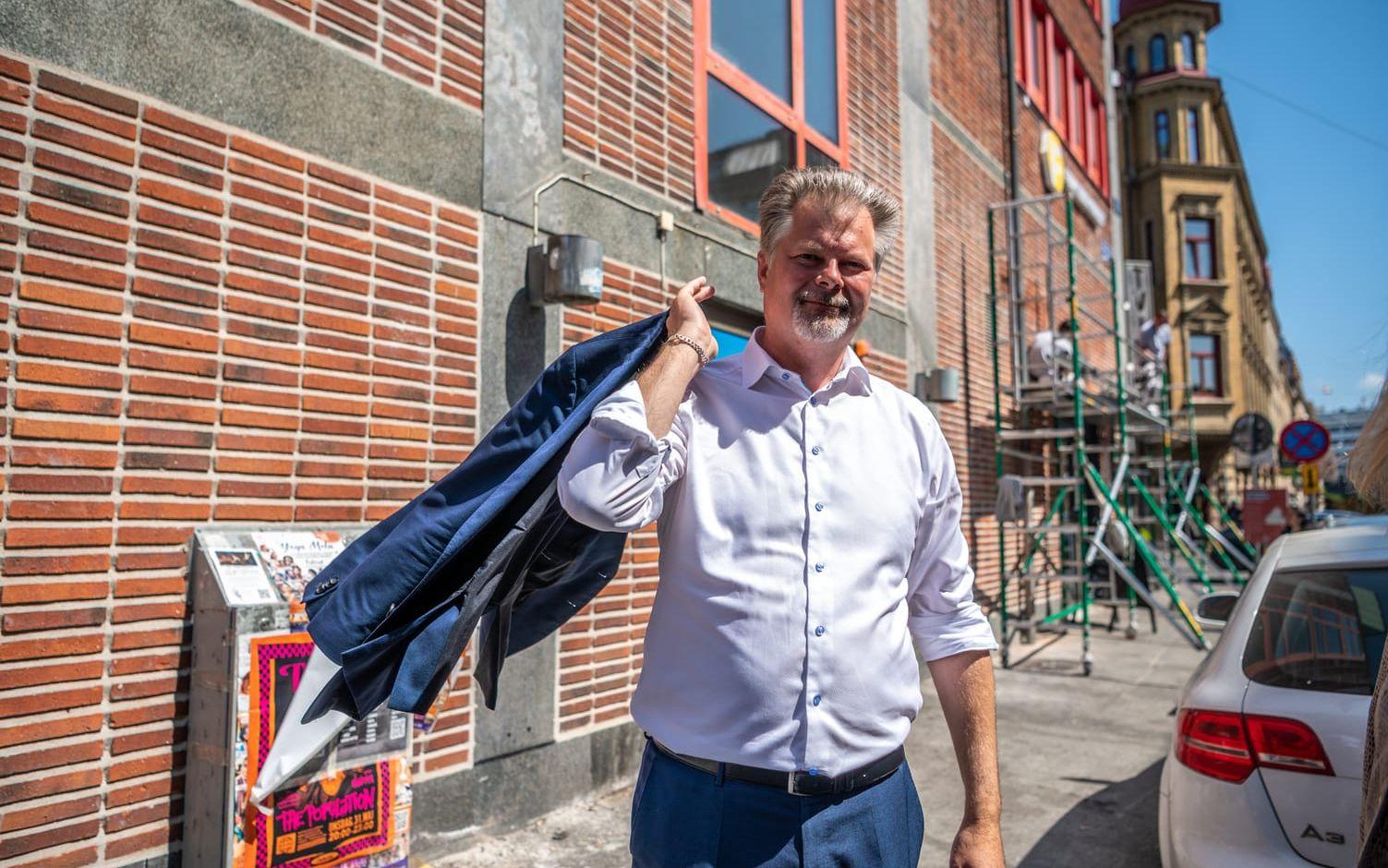 Axel Josefson (M) njuter av sommarn genom att hålla sig uppdaterad i sociala medier på sommarstället i Bokenäset.