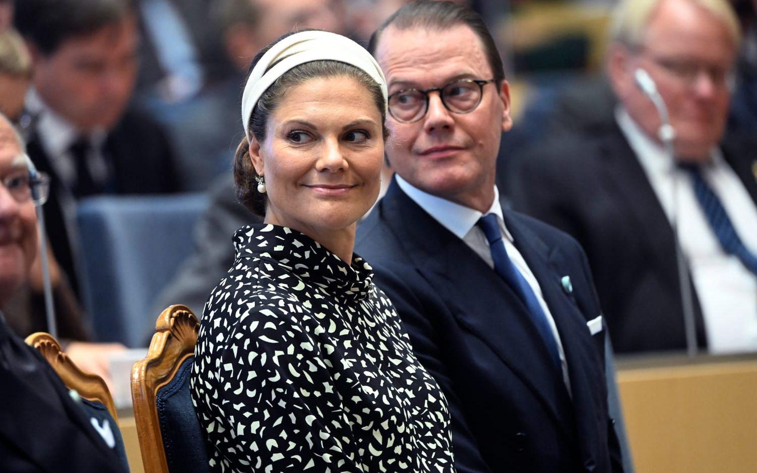 Kronprinsessan Victoria inne i riksdagen.