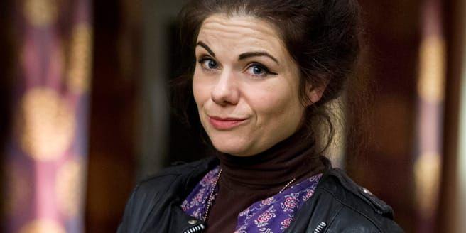 Caitlin Moran, brittisk feminist, krönikör, författare och komiker, romandebuterade med "Konsten att skapa en tjej", en uppväxtskildring om en arbetarklassfamilj i 90-talets Storbritannien. "Konsten att bli känd" är uppföljaren på den boken.