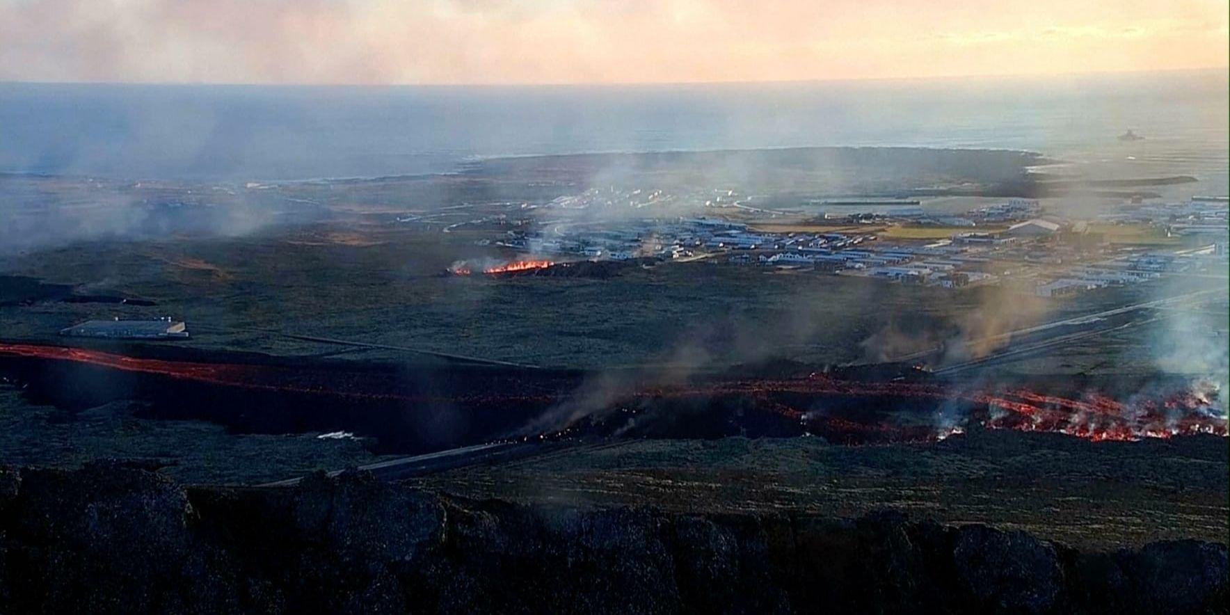 Det senaste utbrottet startade söndag morgon efter flera jordbävningar nära Grindavik. Samhället har evakuerats. 