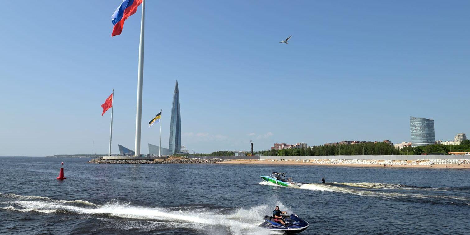 Flaggor i vinden utanför ryska S:t Petersburg. Bild från förra sommaren.