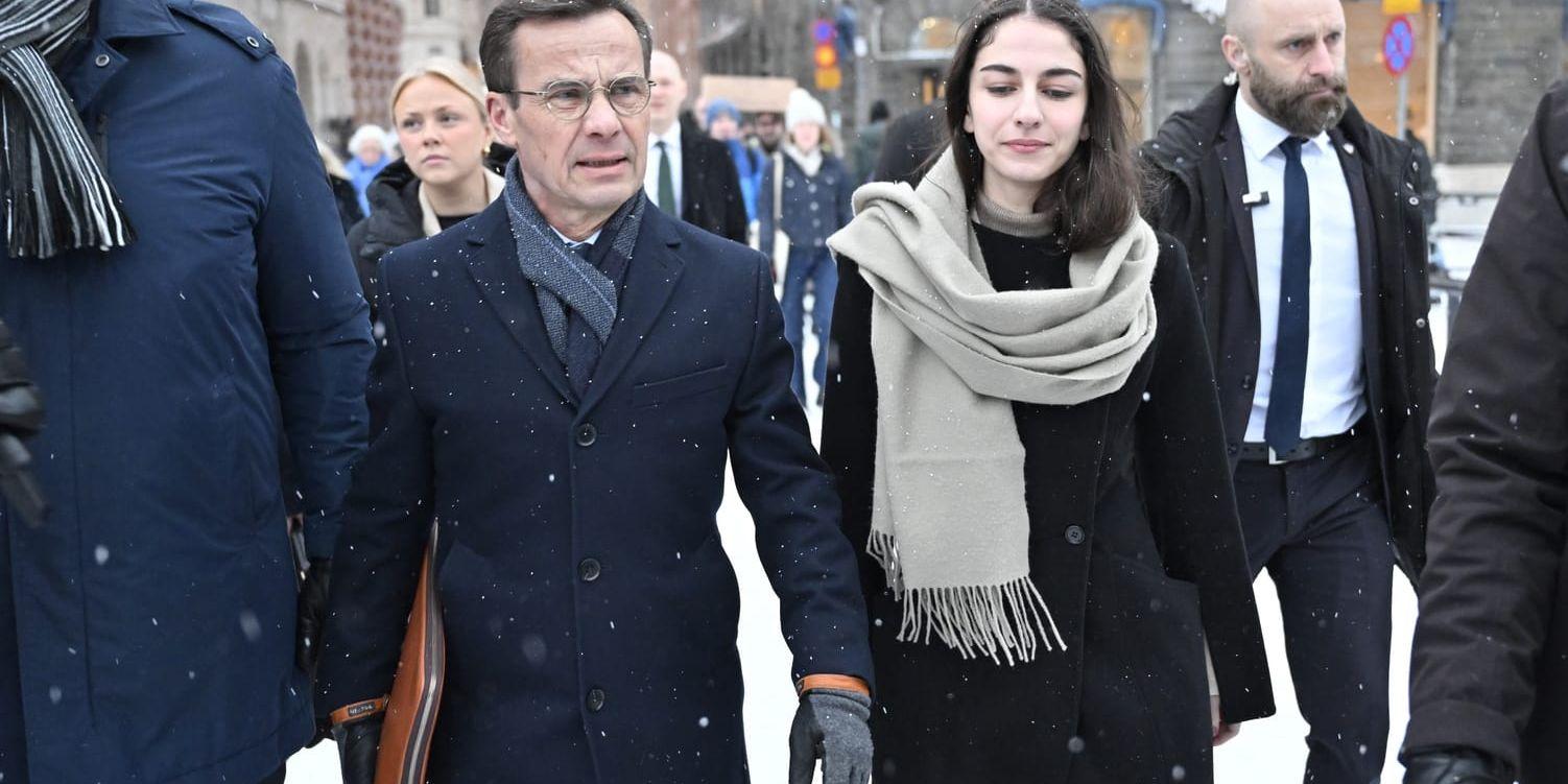 Statsminister Ulf Kristersson (M)  och klimat- och miljöminister Romina Pourmokhtari (L), på väg till riksdagens prövning av yrkande om misstroendeförklaring mot Pourmokhtari. 