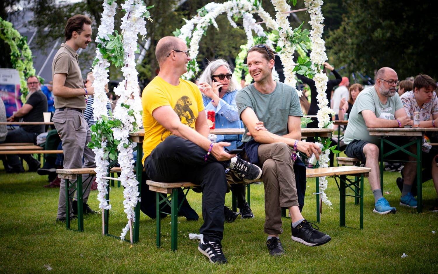 Martin Johansson och Patrik Vulkan chillar på en bänk.