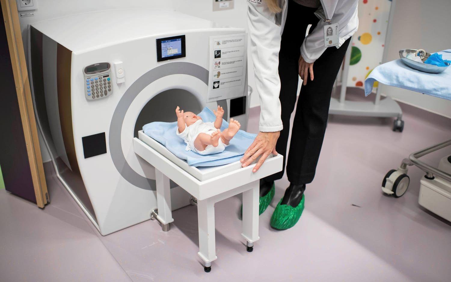 En liten version av en magnetröntgenapparat finns också, så barnen genom lek kan förbereda sig för sina egna undersökningar.