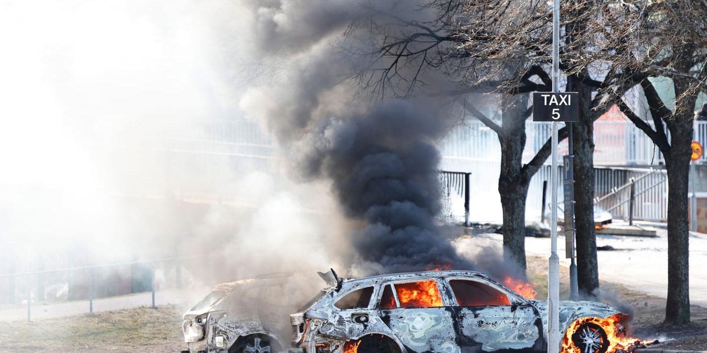 Två bilar brinner på en parkering vid Ringdansen centrum, i samband med upplopp i Navestad i Norrköping på påskdagen.