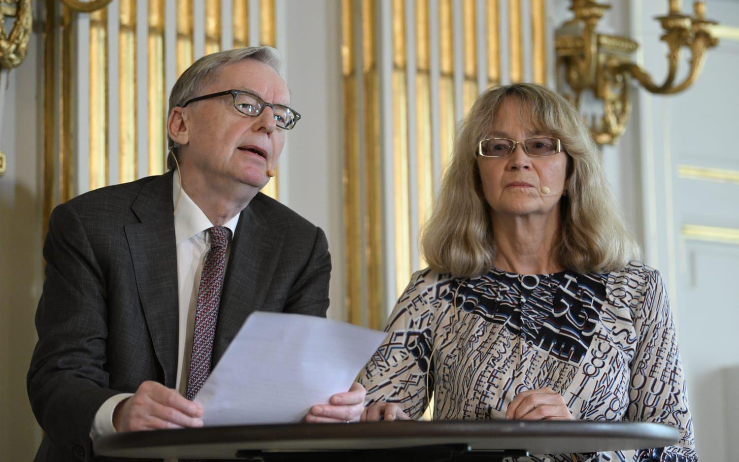 Anders Olsson och Ellen Mattson då årets Nobelpris i litteratur i Börshuset i Stockholm tillkännages. Nobelpriset i litteratur går till den franska författaren Annie Ernaux. 