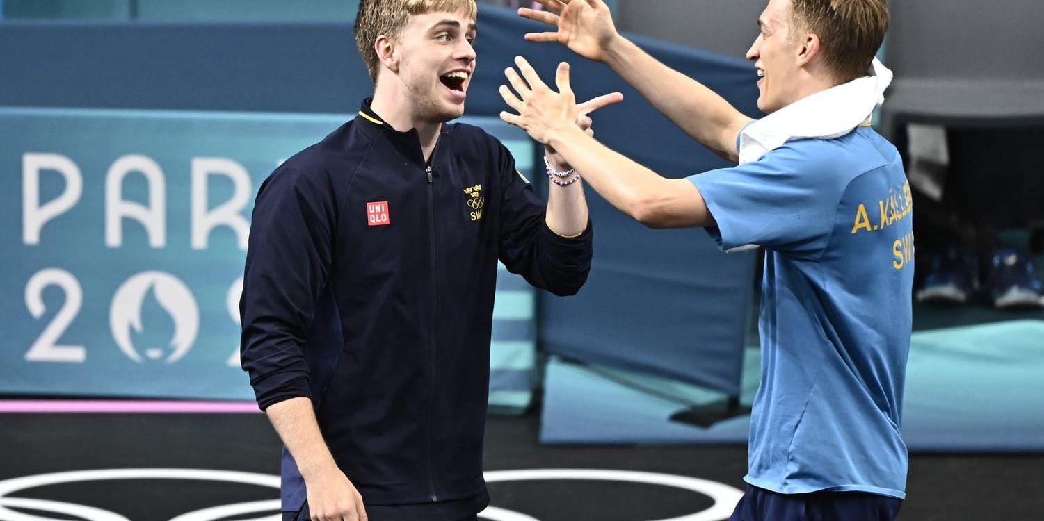 Sveriges Truls Möregårdh och Anton Källberg jublar efter att ha vunnit semifinalen mot Japan i herrarnas lagtävling i bordtennis under OS i Paris. I dag står final mot Kina på programmet.