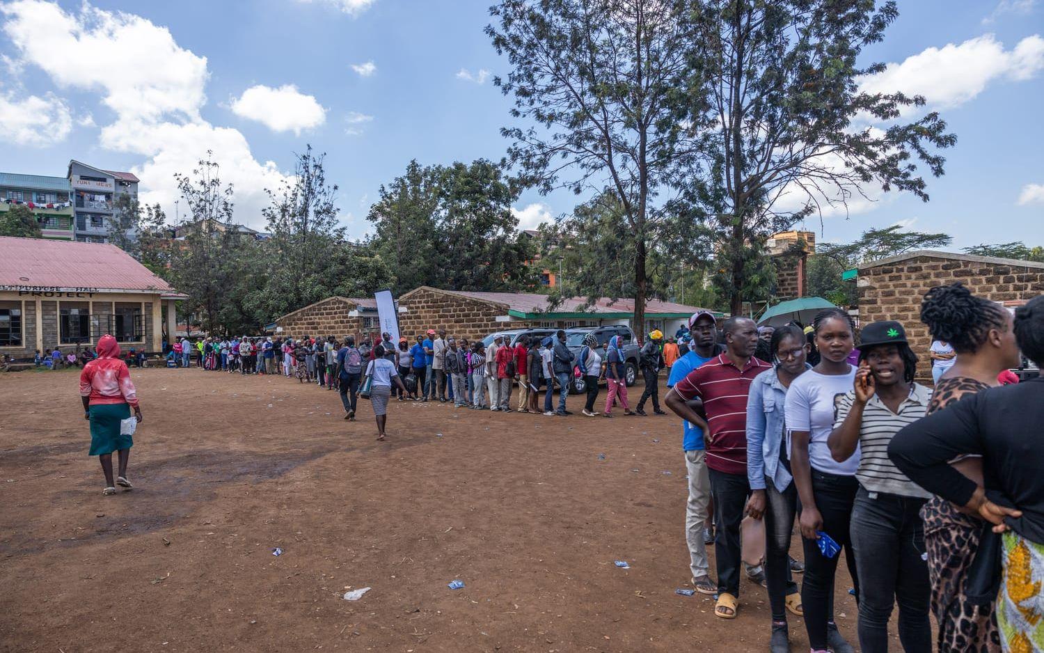 Den privata sektorn i Kenya startade en ”medical camp” där folk från Mathare-området fick hälsoundersökningar och mediciner till ett reducerat pris. Det råder en enorm brist på hälsokliniker här och hundratals människor köade för att få hjälp. 