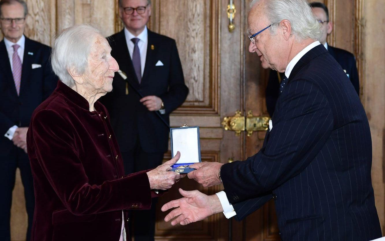 Hédi Fried var förintelseöverlevare, författare, psykolog – och mångfaldigt prisad. Här tar hon emot Serafimermedaljen av kung Carl XVI Gustaf vid en medaljutdelning på Stockholms slott, år 2019.