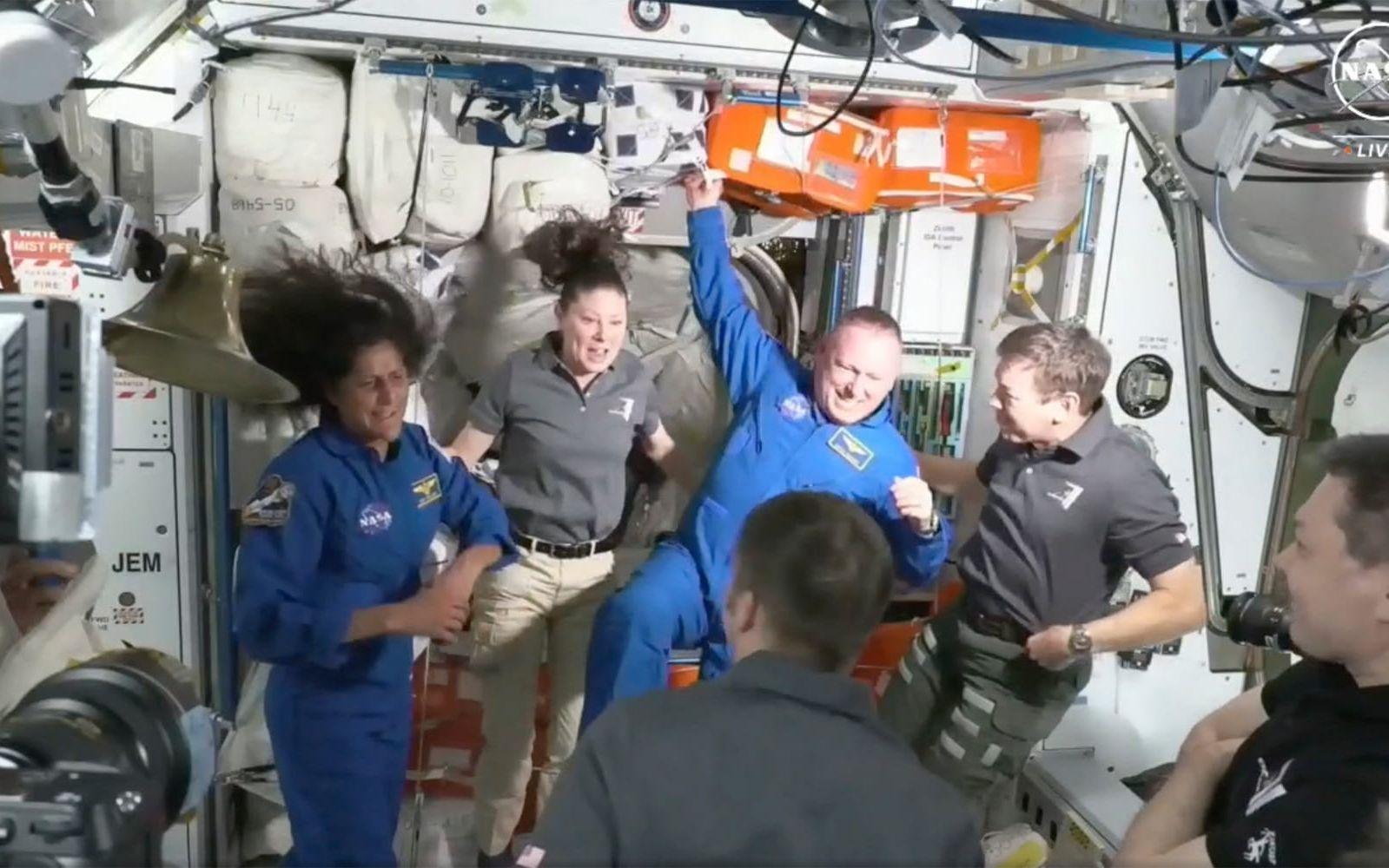 Det var glädjerop och firande när de två anlände till ISS den sjätte juni. De skulle stanna en dryg vecka men är fortfarande kvar. 