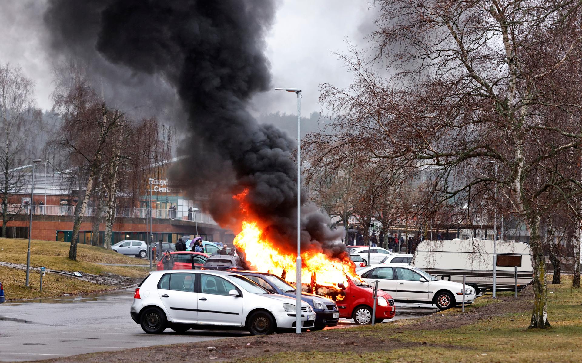 Bilar brinner på en parkering i Navesta i Norrköping.