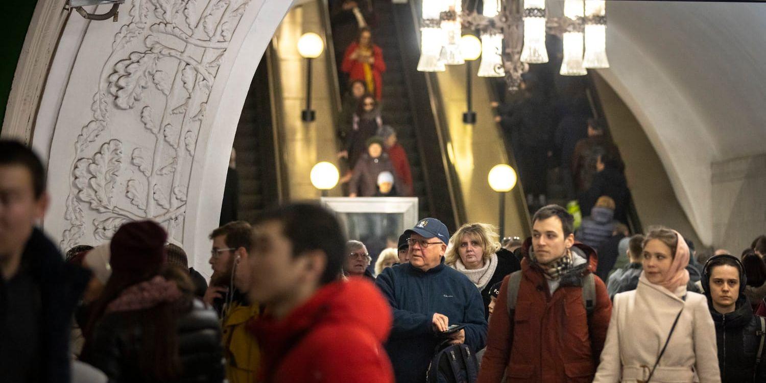 Passagerare i Moskvas tunnelbana filmas av en diskret övervakningskamera. Arkivbild.