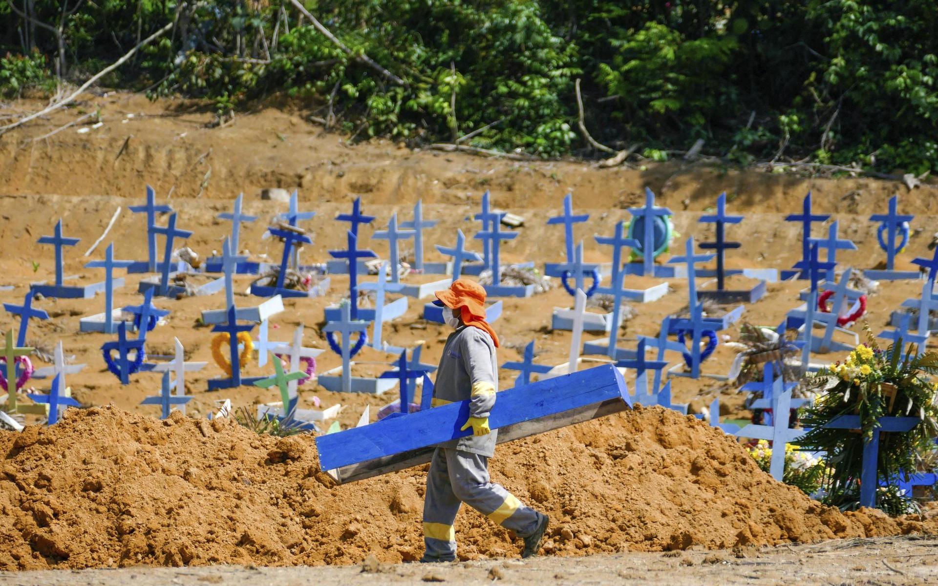 Begravningsplatsen Nossa Senhora Aparecida i Manaus i Brasilien, en onsdag morgon. Sjukhuset Delphina Aziz har nått 98 procent av sin maxkapacitet för intensivvård av covid 19-patienter. Syrgas saknas på många sjukhus i regionen.