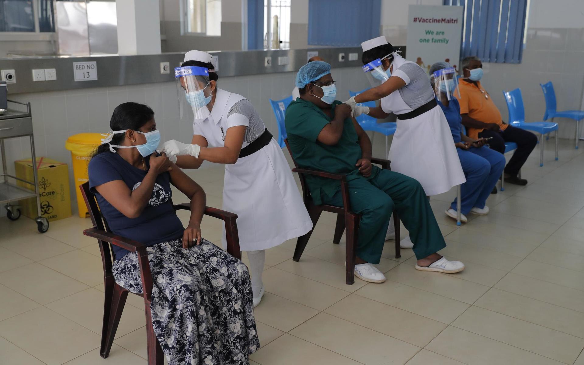 Skukvårdspersonal i Sri Lanka har börjat få vaccin, tillsammans med polis och militärer, för att minska riskerna för smitta i frontlinjen för kampen mot viruset.