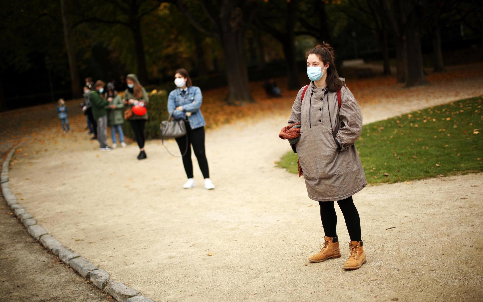 Människor som bär masker och håller social distans för att undvika smittspridning i kö för att testas vid Röda korsets testcenter i Bryssel.