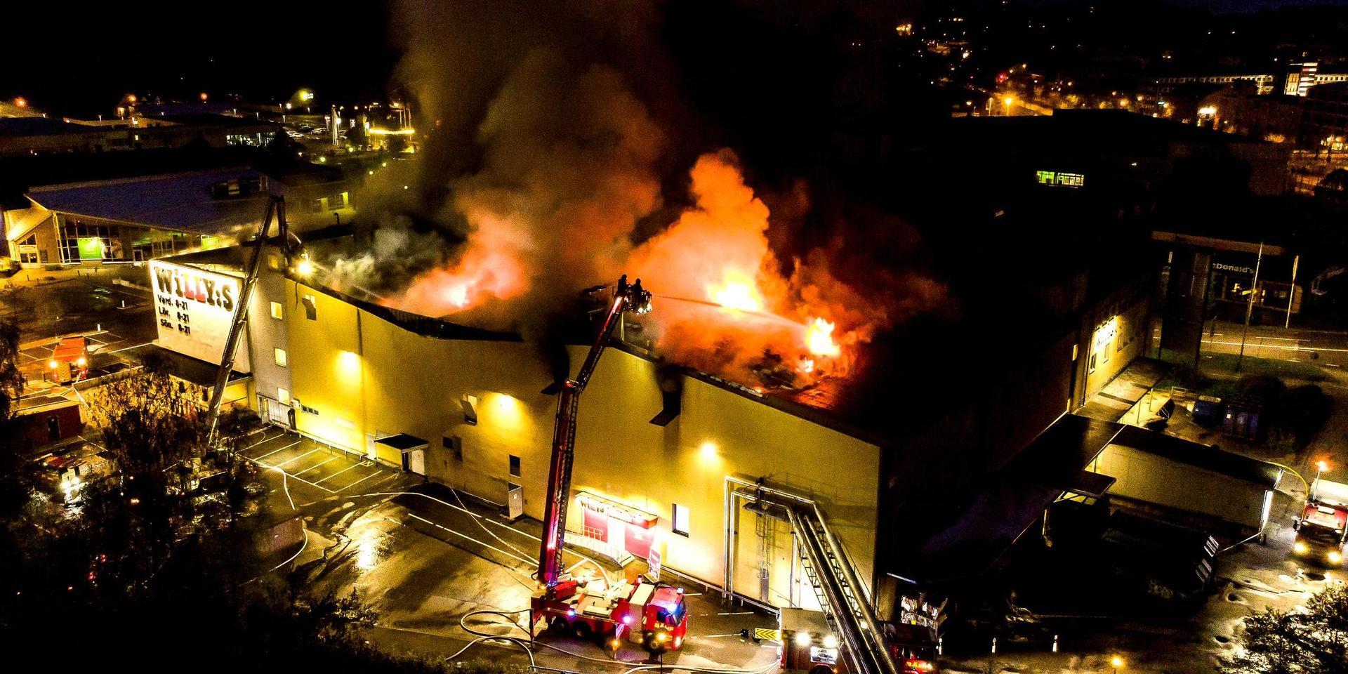 Det brann kraftigt i en butiksbyggnad i Borås.