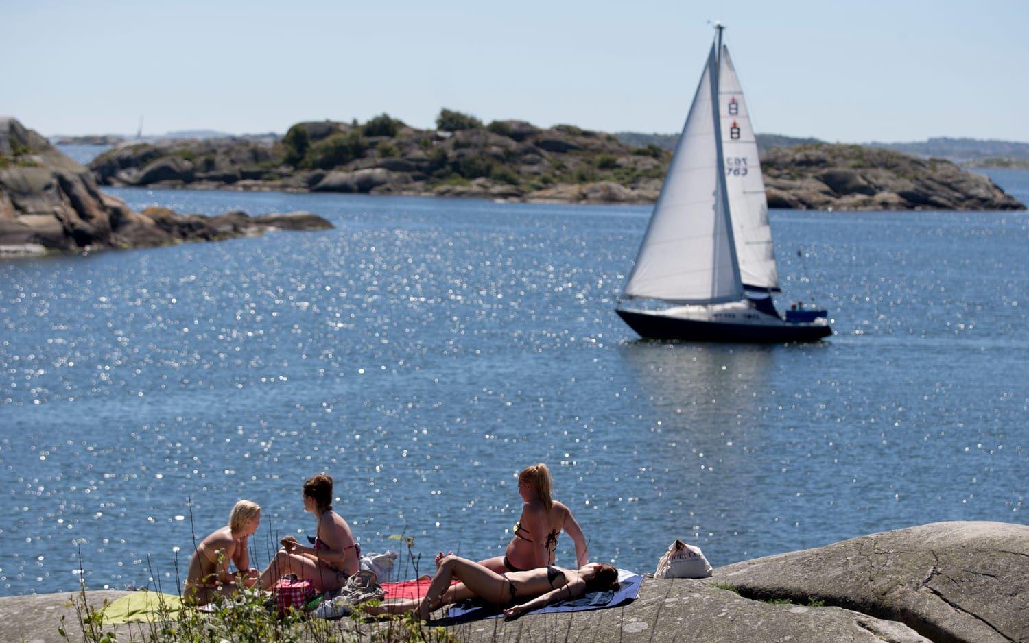 Många söker sig till Saltholmen när temperaturen stiger i Göteborg. Arkivbild. 

