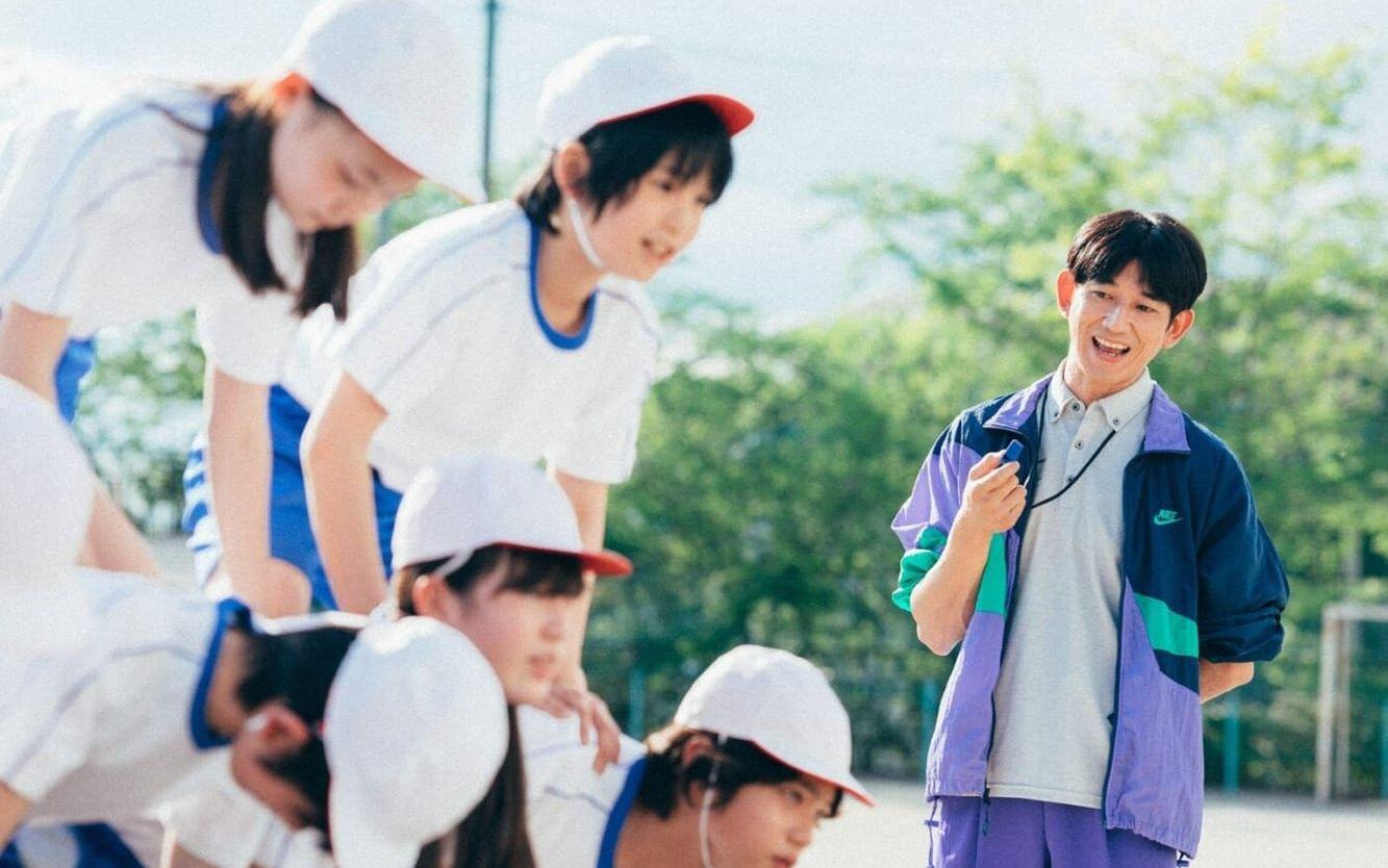 Läraren Hori (Eita Nagayama) är mån om att försöka skapa en god relation till sina elever. Ändå blir han av en mamma anklagad för att trakassera hennes son i Kore-edas drama ”Monster”.