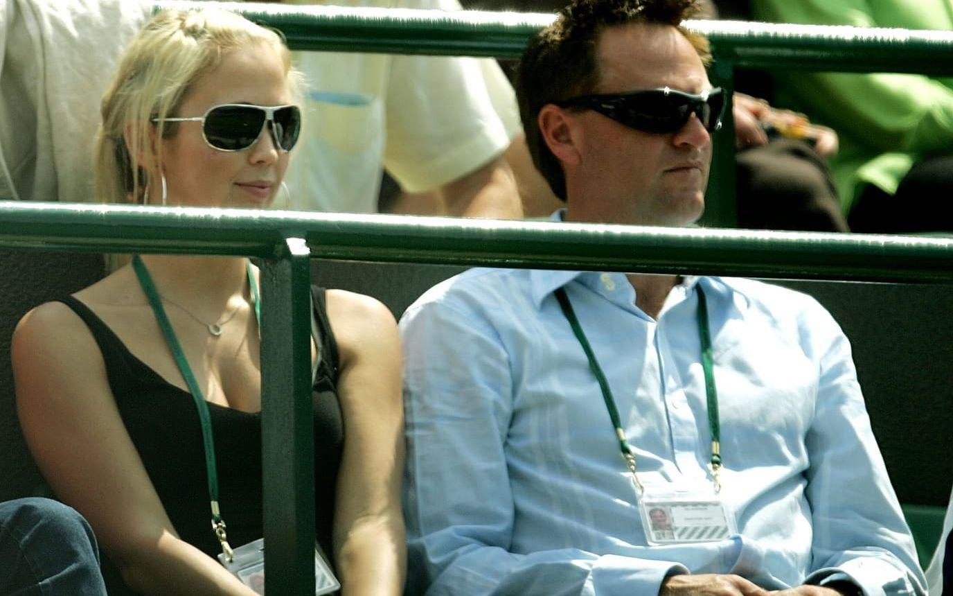 Matthew Perry med Lleyton Hewitts fästmö Rebecca Cartwright på Wimbeldon sommaren 2005, tittar på matchen mellan Hewitt och Christophe Rochus.