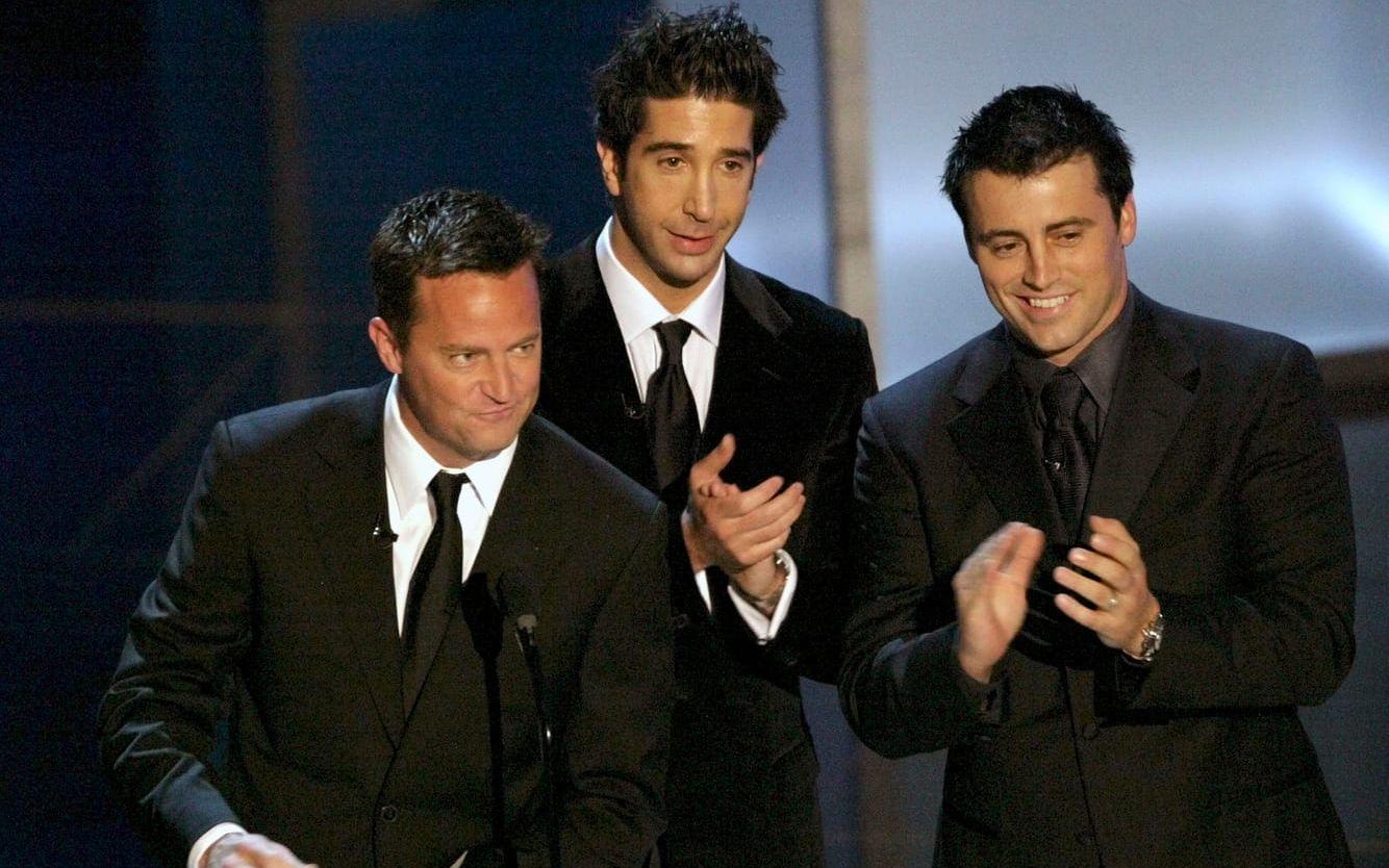 Tre välbekanta ansikten för många tv-tittare: Matthew Perry, David Schwimmer och Matt LeBlanc ur humorserien ”Vänner”. Här under utdelningen av Emmys i Los Angeles 2003. 