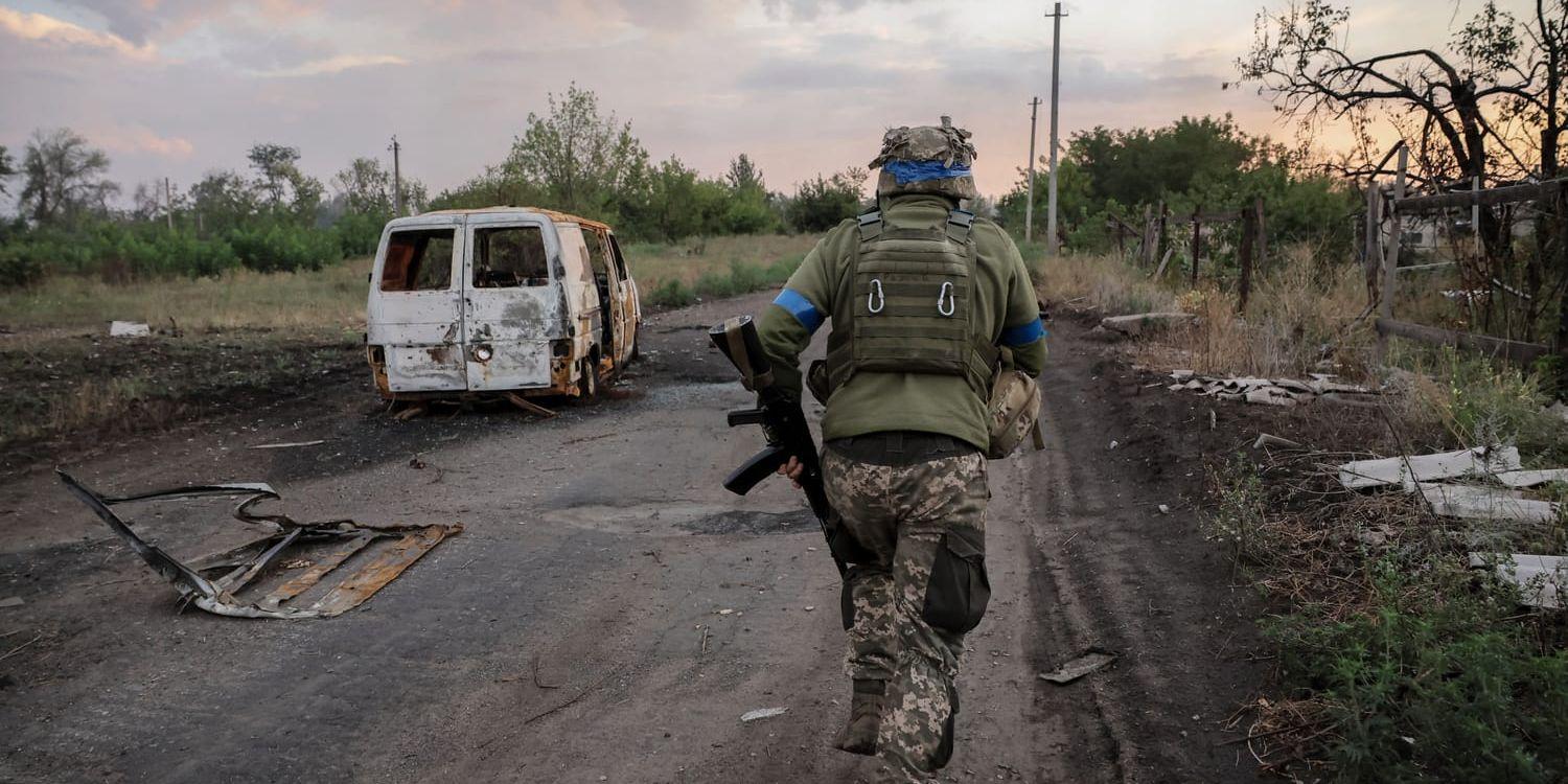 Ett fotoutskick från Ukrainas militär som visar en soldat i frontlinjens Tjasiv Jar i regionen Donetsk tidigare i augusti.