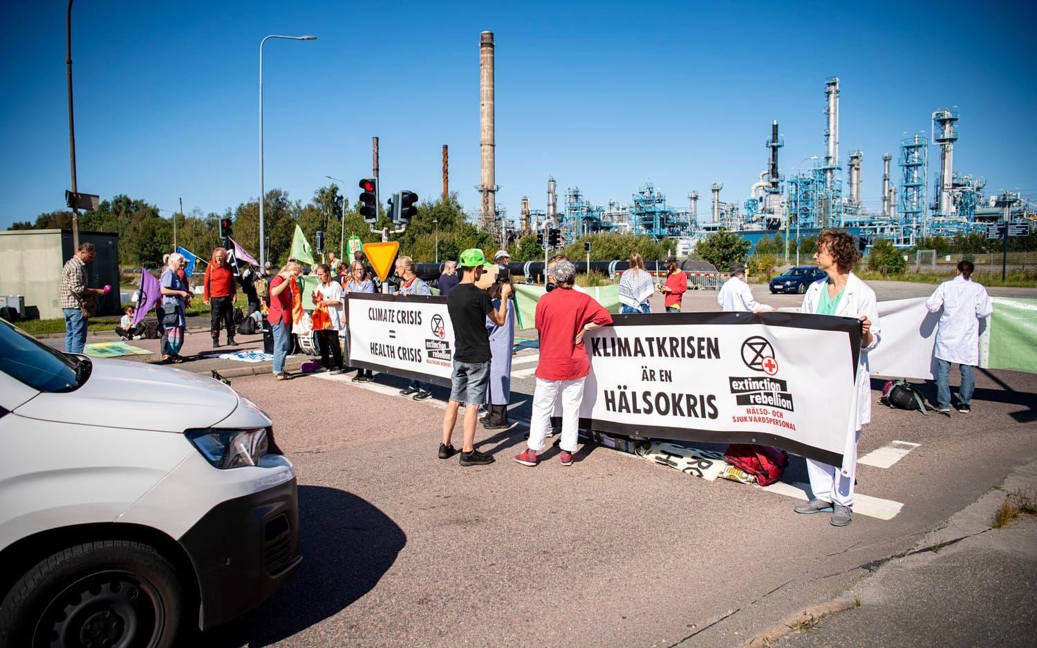 Enligt Fredrik Ängdervik blir folk förbannande på deras aktioner. Men han hävdar också att det inneburit att vissa också anslutit sig till rörelsen. 