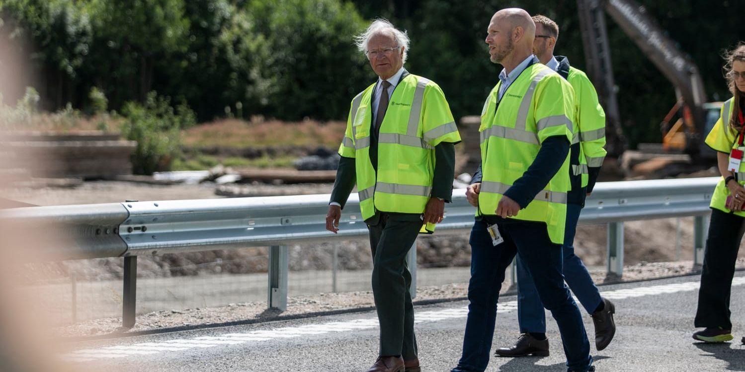 Sveriges kung Carl XVI Gustaf invigde den återuppbyggda sträckan den 3 juli. Här tillsammans med projektchef Daniel Svensson. 