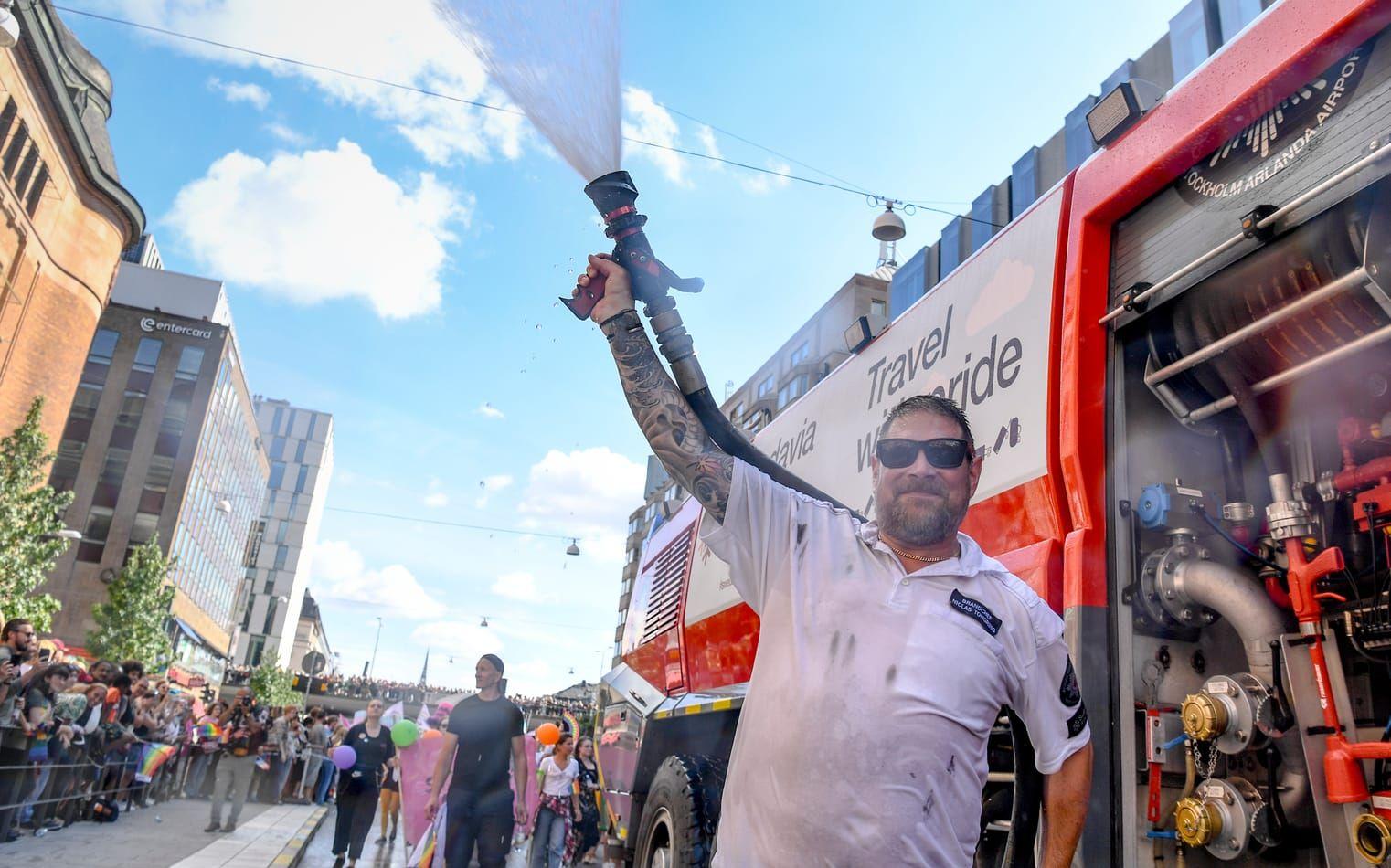 Swedavias brandbil deltog i paraden och ska enligt Aftonbladet ha sprutat vatten på NMR-demonstranter. Det är oklart om mannen på bilden har något med den specifika händelsen att göra. 
